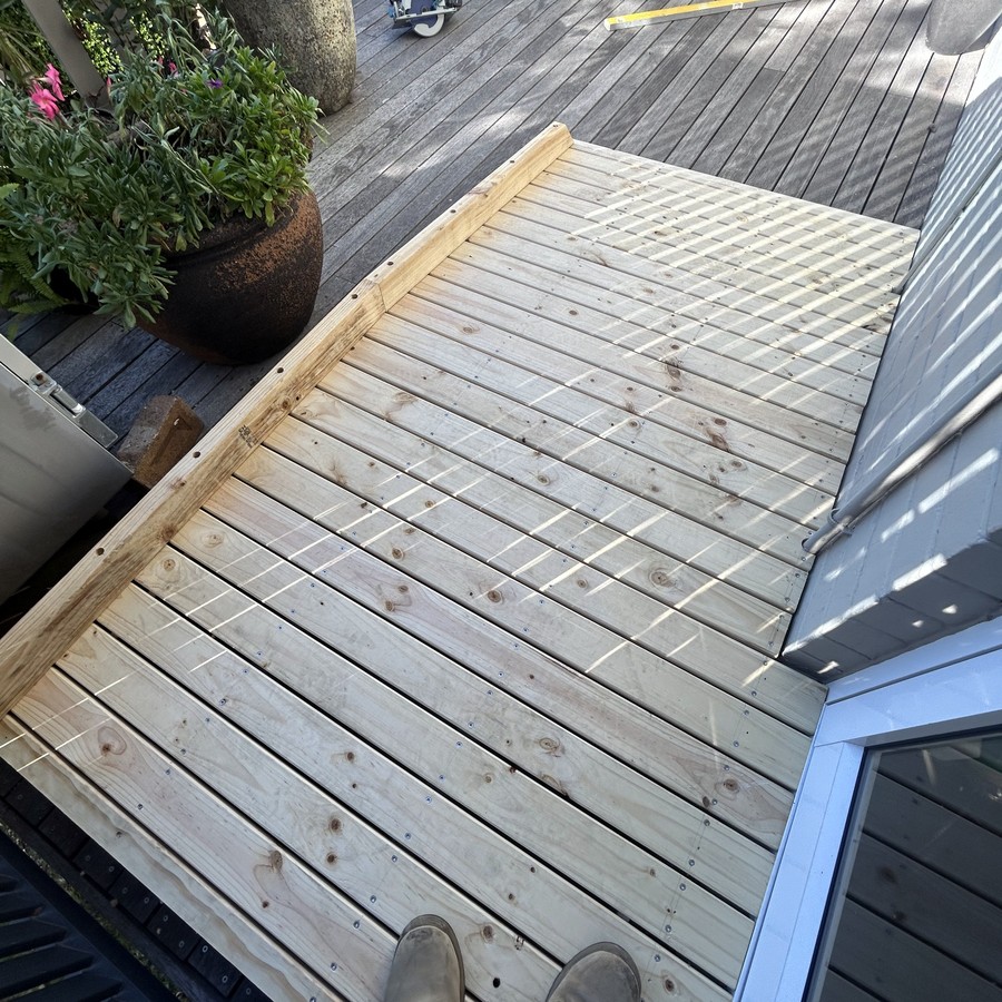 Timber deck with a low-rise step