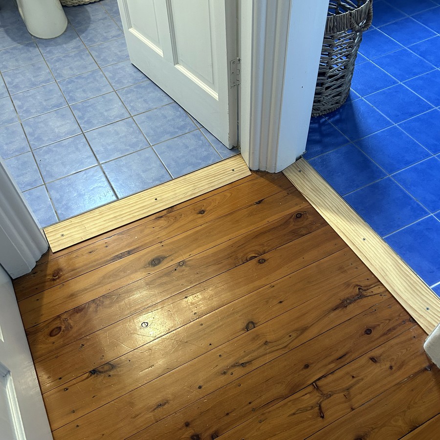 Level threshold transition at a doorway